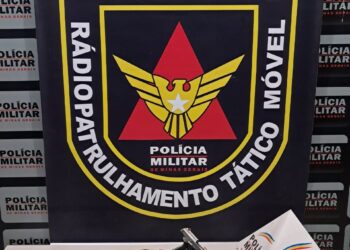 PM apreende arma de fogo na MGC-120; advogada e motorista são presos