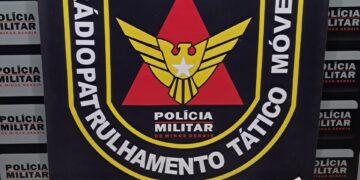 PM apreende arma de fogo na MGC-120; advogada e motorista são presos