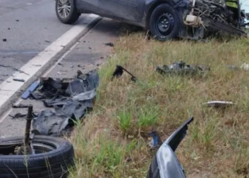 Acidente entre caminhão e automóvel deixa ferido em Governador Valadares.