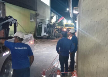 Caminhão da Águas de Valadares tomba durante conserto de rede de esgoto