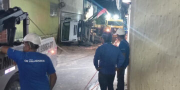 Caminhão da Águas de Valadares tomba durante conserto de rede de esgoto