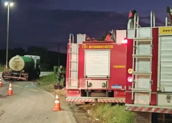 Caminhão-tanque com vazamento mobiliza órgãos ambientais em Governador Valadares.