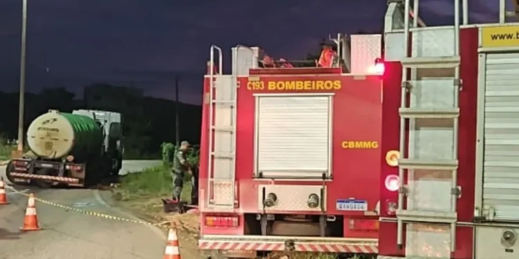 Caminhão-tanque com vazamento mobiliza órgãos ambientais em Governador Valadares.