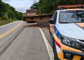 BR-259 é liberada após queda de carga de grades de barragem, em Valadares MG