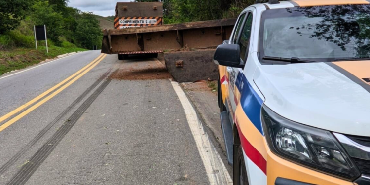 BR-259 é liberada após queda de carga de grades de barragem, em Valadares MG