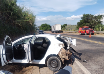 Motorista fica gravemente ferido em acidente entre carro e caminhão na BR-381, em Baguari