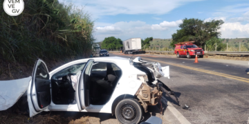 Motorista fica gravemente ferido em acidente entre carro e caminhão na BR-381, em Baguari