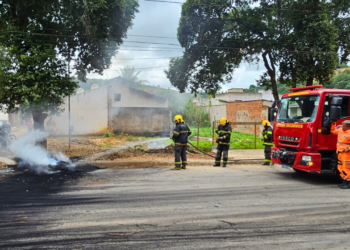 Moradores protestam contra falta de água e incendiam pneus em Pontal