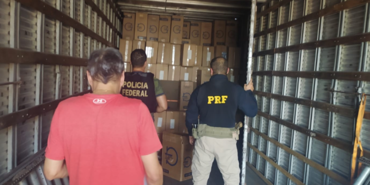 PF e PRF apreendem 125 mil maços de cigarros contrabandeados em Valadares
