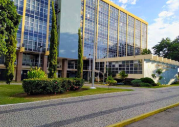 Prefeito de Valadares André Merlo veta aumento salarial do Executivo previsto para 2025