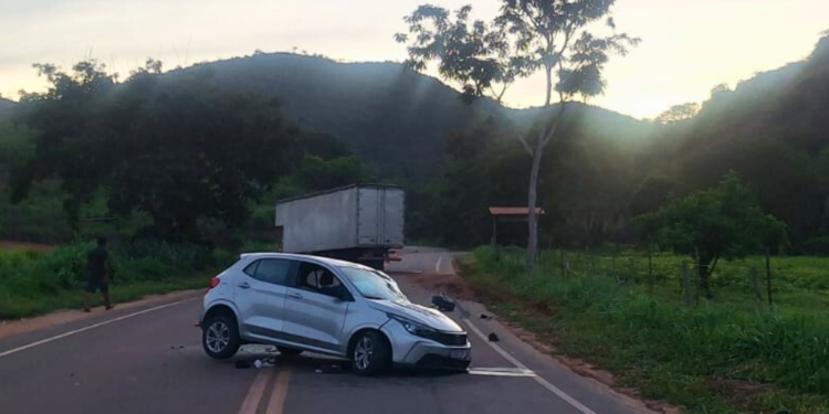 Colisão grave na MGC-259 deixa motorista gravemente ferido, em Valadares