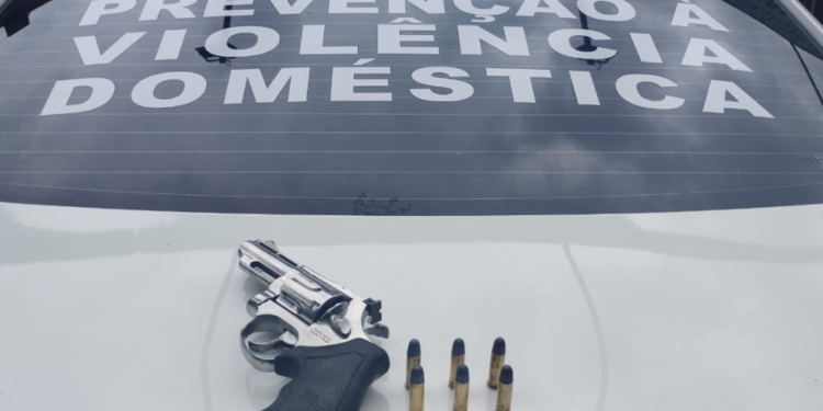 PM apreende arma e reforça proteção a vítima de violência doméstica em Valadares