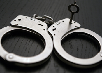 Jovem é preso após esfaquear homem e lamber faca ensanguentada em Divino das Laranjeiras