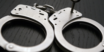 Jovem é preso após esfaquear homem e lamber faca ensanguentada em Divino das Laranjeiras