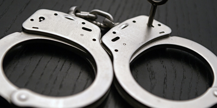 Jovem é preso após esfaquear homem e lamber faca ensanguentada em Divino das Laranjeiras