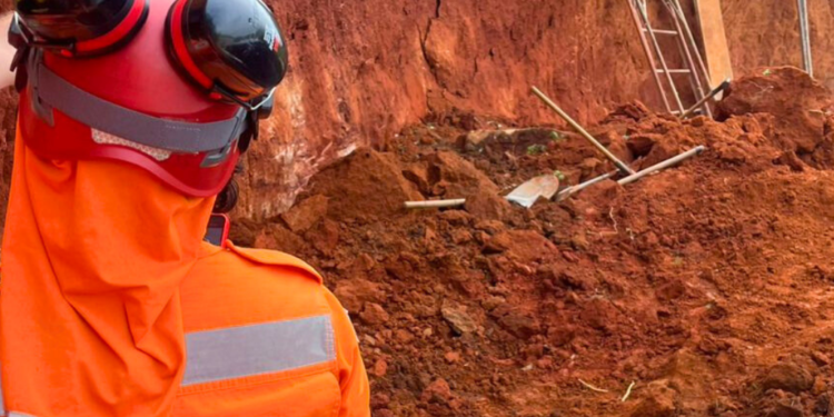Deslizamento em obra deixa dois trabalhadores feridos no bairro Planalto em Valadares