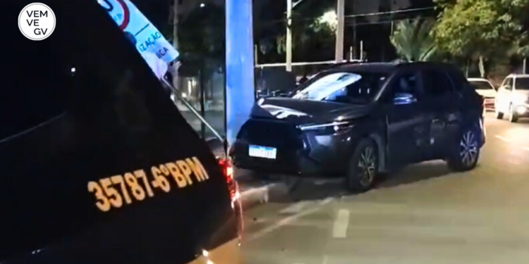 Motorista perde controle e colide com poste em Valadares