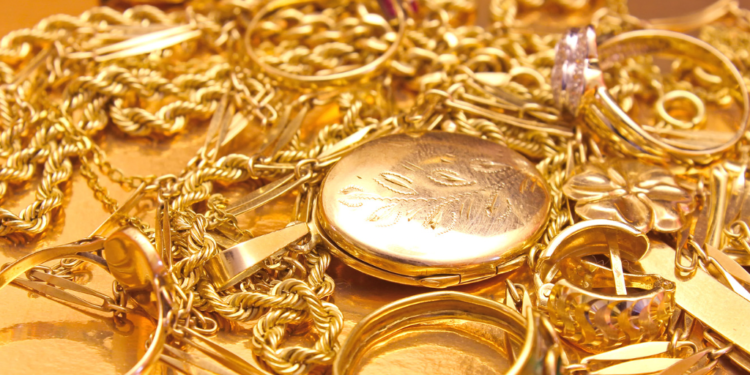 Ladrões furtam joias de ouro de joalheria após invadir floricultura em Valadares