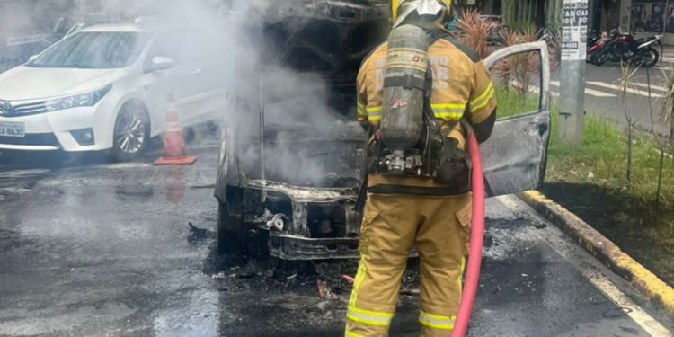 Incêndio em veículo no Centro de GV: condutor escapa sem ferimentos