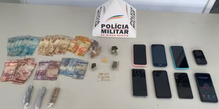 Três irmãos e mais duas pessoas são levados para delegacia após apreensão de drogas em Valadares