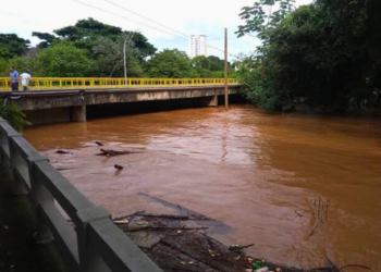Rio Doce atinge cota de atenção em Valadares