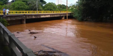 Rio Doce atinge cota de atenção em Valadares