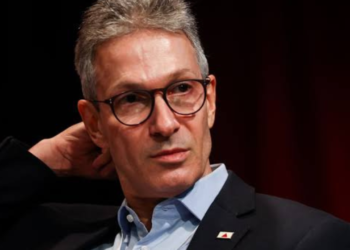 Zema sanciona reajuste de 5,26% para servidores da Educação em Minas