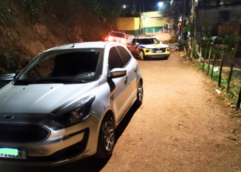 Polícia recupera carro furtado em Valadares na BR-259; mulher é presa