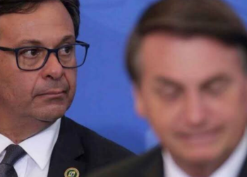 Ex-ministro pede Pix para bancar despesas de Jair e Eduardo Bolsonaro