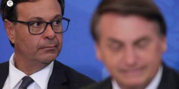Ex-ministro pede Pix para bancar despesas de Jair e Eduardo Bolsonaro