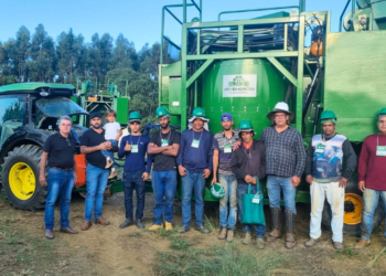 Produtores rurais recebem capacitação para uso de colhedora de café de arrasto no Vale do Rio Doce