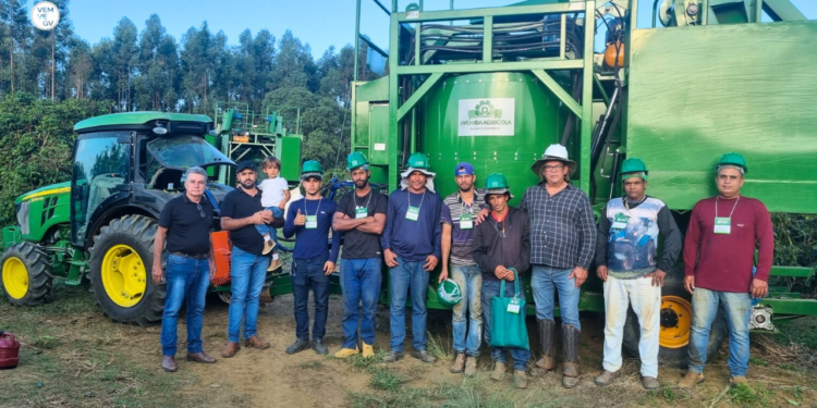 Produtores rurais recebem capacitação para uso de colhedora de café de arrasto no Vale do Rio Doce