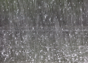 Chuva alaga casas em Baguari, distrito de Valadares