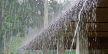 Chuva forte alaga ruas e deixa bairros sem luz em GV