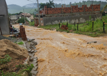 Chuva intensa causa alagamentos e prejuízos em Itabirinha, MG