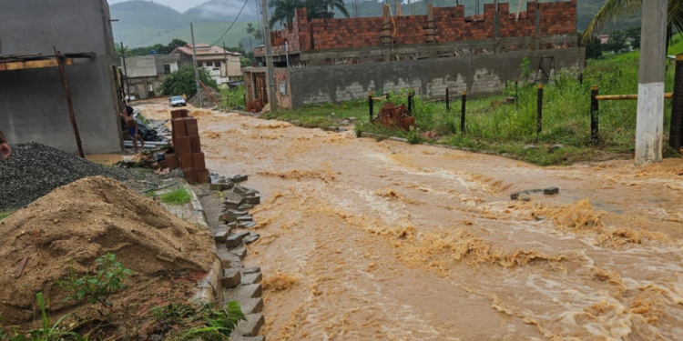 Chuva intensa causa alagamentos e prejuízos em Itabirinha, MG