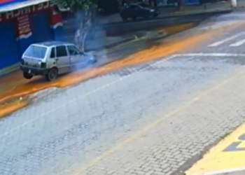 Carro afunda após vazamento e Águas de Valadares conserta rede