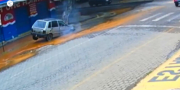 Carro afunda após vazamento e Águas de Valadares conserta rede