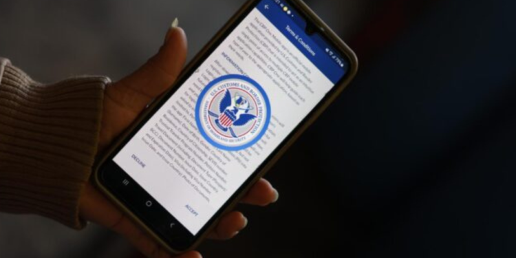 EUA encerram app de entrada para migrantes na fronteira do México