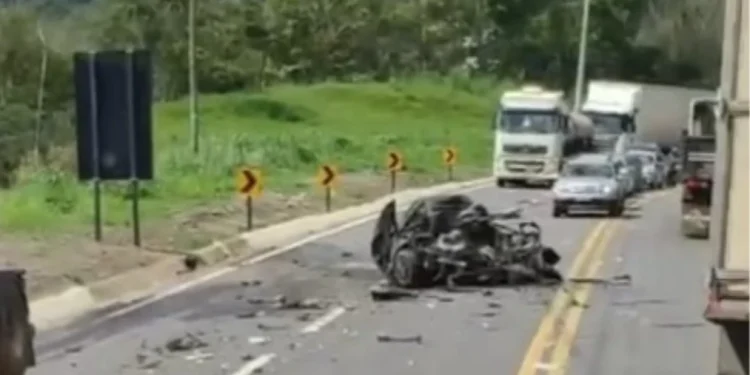 Acidente entre carreta e carro deixa uma vítima fatal na BR-381