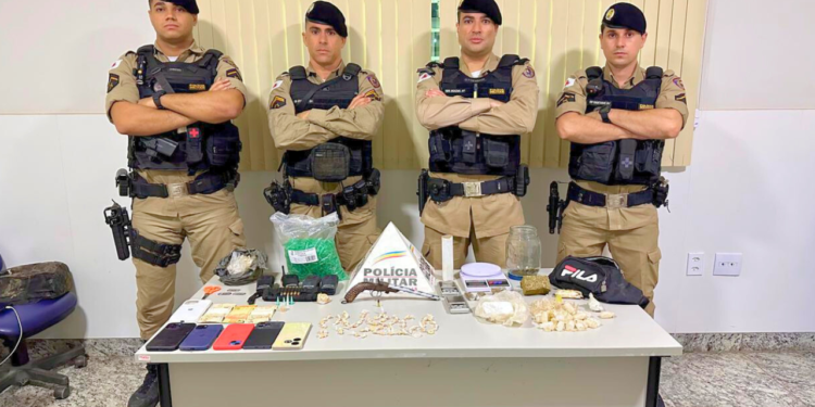 Operação em Cuparaque resulta em prisão de cinco pessoas e apreensão de drogas e arma