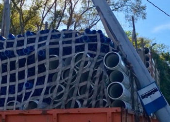 Motorista erra rota e derruba poste no Cidade Nova, em Valadares