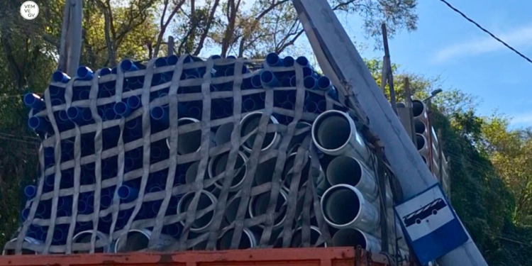 Motorista erra rota e derruba poste no Cidade Nova, em Valadares