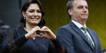 Bolsonaro sugere Michelle como candidata ao Planalto e cogita Casa Civil