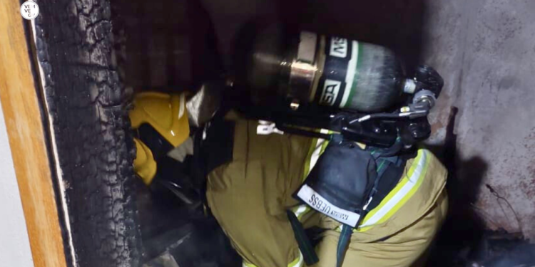 Incêndio destrói cômodo de casa no bairro Altinópolis, em Valadares