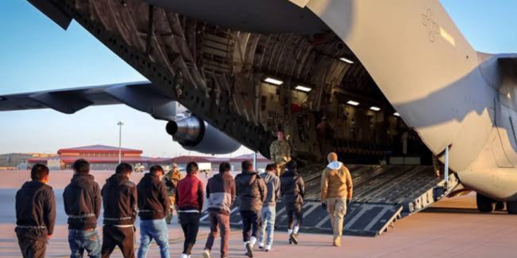 Primeiro voo com deportados por Trump chega ao Brasil nesta sexta