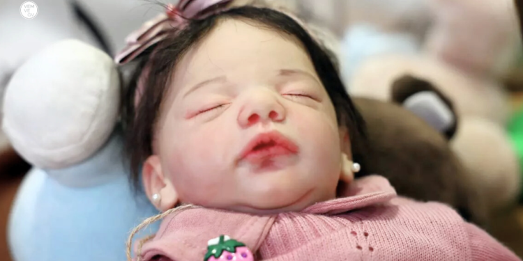 Homem confunde bebê com boneca e agride criança de 4 meses em MG