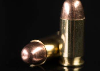 Adolescente leva munição para escola e padrasto é preso, em Valadares