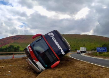 Ônibus com 23 passageiros sobe em canteiro central na BR-381, em Valadares