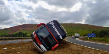 Ônibus com 23 passageiros sobe em canteiro central na BR-381, em Valadares
